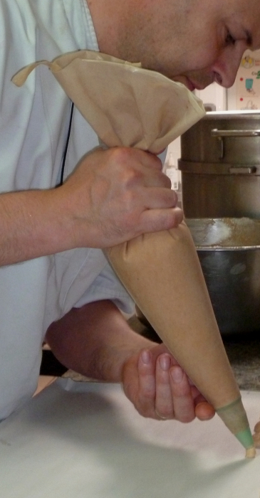 Préparation macarons par la pâtisserie Chasles