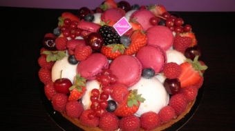 Gâteaux : Tarte Angelina par la pâtisserie Chasles avec des macarons en garniture