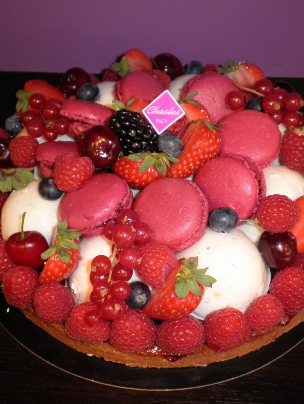 Gâteaux : Tarte Angelina par la pâtisserie Chasles avec des macarons en garniture