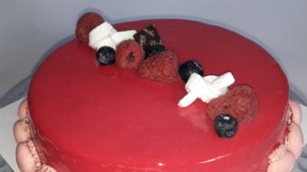 Gâteaux framboise macarons