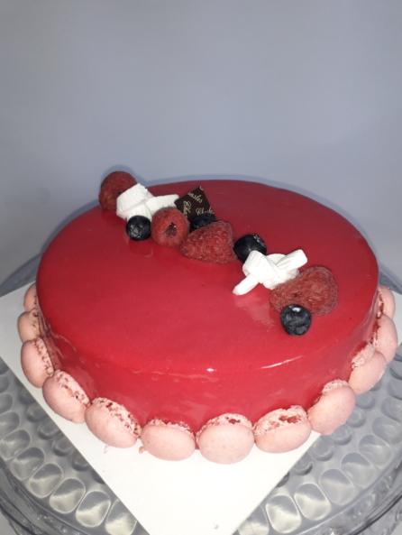 Gâteaux framboise macarons